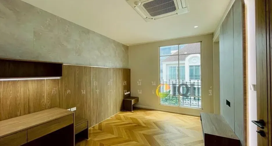 For sale 5 bedrooms townhouse in Watthana, Bangkok