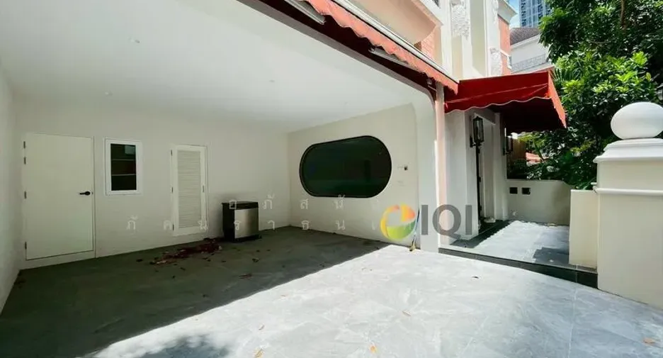 For sale 5 bedrooms townhouse in Watthana, Bangkok