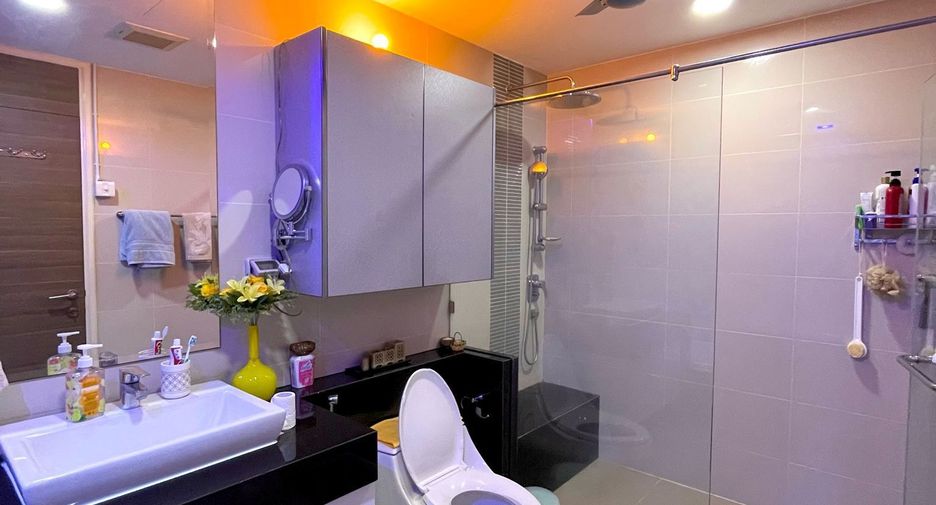 Condo en venta de 3 habitaciones en Yan Nawa, Bangkok