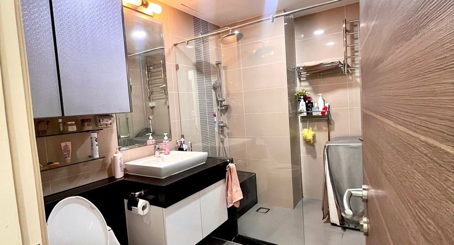 Condo en venta de 3 habitaciones en Yan Nawa, Bangkok