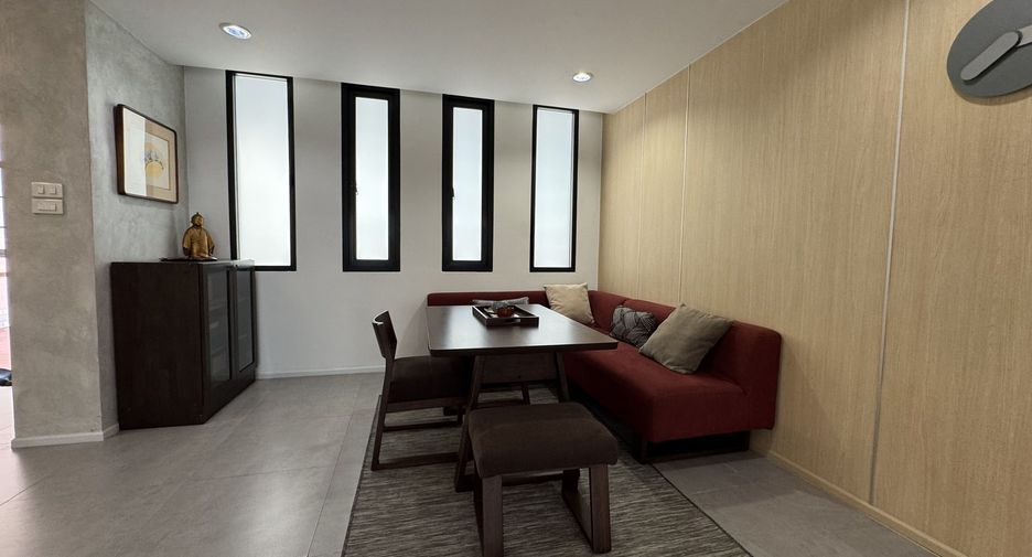 For sale 2 bedrooms condo in Huai Khwang, Bangkok