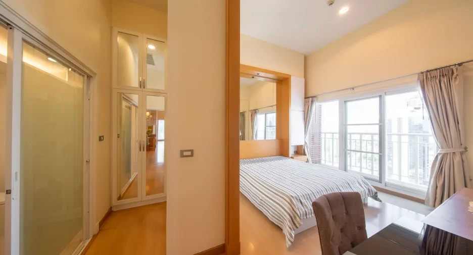 For sale 4 bedrooms condo in Watthana, Bangkok