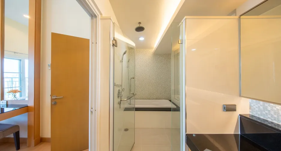 For sale 4 bedrooms condo in Watthana, Bangkok