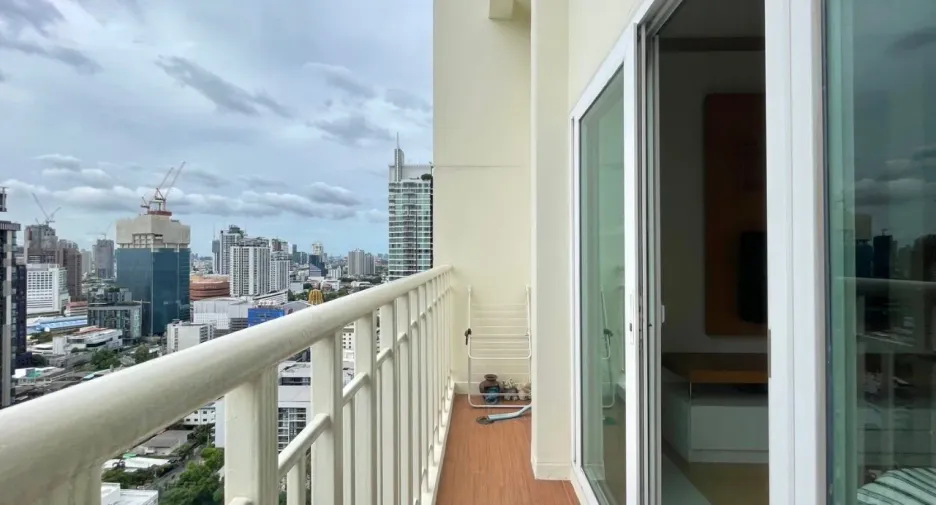For sale 4 bedrooms condo in Watthana, Bangkok