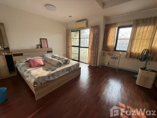 À vendre 4 chambres maison de ville à Bang Kruai, Nonthaburi