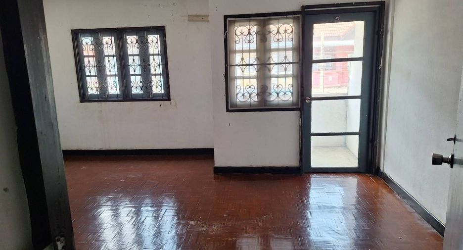 For rent 3 bedrooms townhouse in Nong Khaem, Bangkok