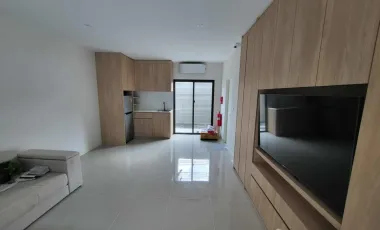 Casa adosada en venta y en alquiler de 3 habitaciones en Suan Luang, Bangkok