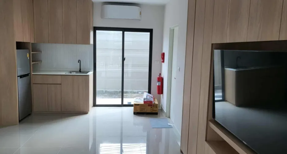 Casa adosada en venta y en alquiler de 3 habitaciones en Suan Luang, Bangkok