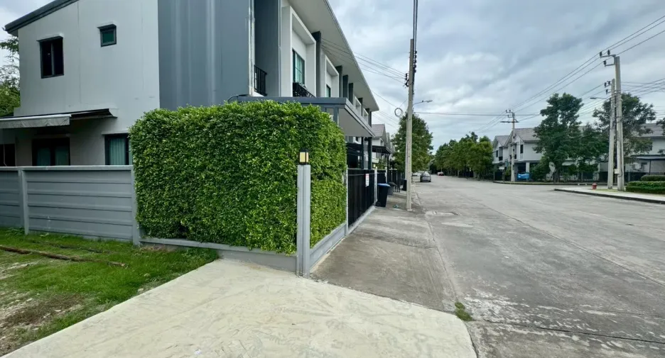 For sale 3 bedrooms townhouse in Bang Phli, Samut Prakan