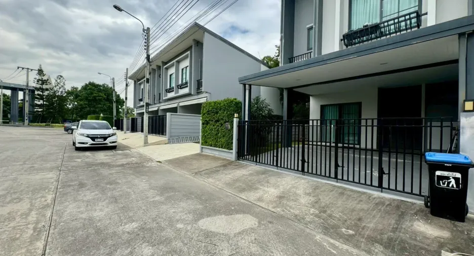 For sale 3 bedrooms townhouse in Bang Phli, Samut Prakan