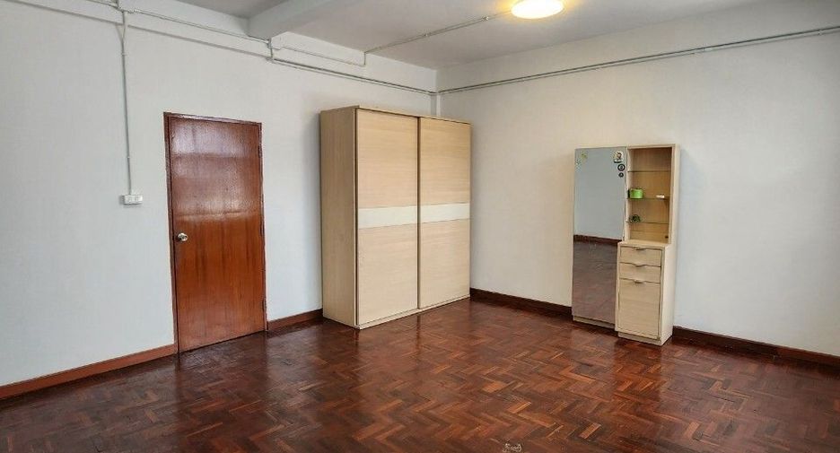 For sale 4 bedrooms townhouse in Bang Phlat, Bangkok
