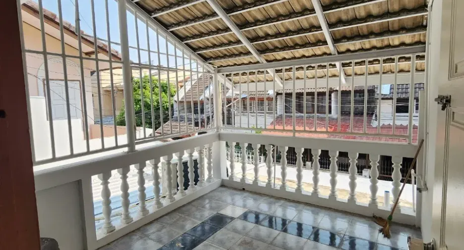 For sale 4 bedrooms townhouse in Bang Phlat, Bangkok