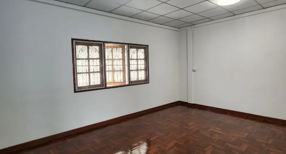 For sale 4 bedrooms townhouse in Bang Phlat, Bangkok