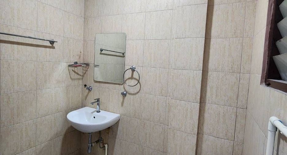 For sale 4 bedrooms townhouse in Bang Phlat, Bangkok