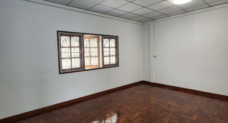 For sale 4 bedrooms townhouse in Bang Phlat, Bangkok