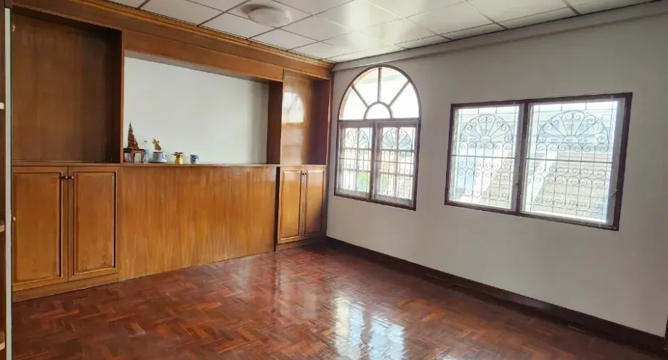 For sale 4 bedrooms townhouse in Bang Phlat, Bangkok