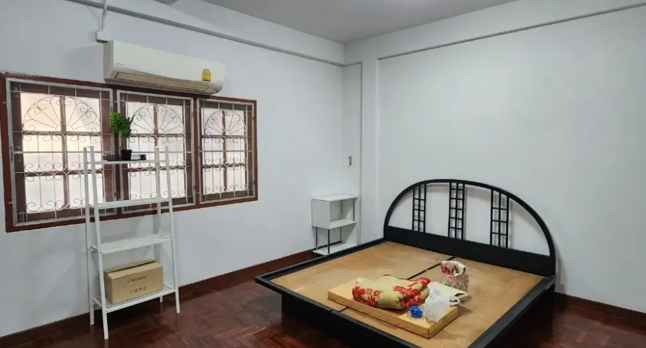 For sale 4 bedrooms townhouse in Bang Phlat, Bangkok