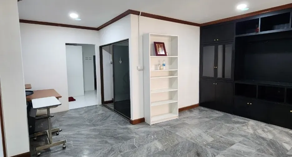 For sale 4 bedrooms townhouse in Bang Phlat, Bangkok