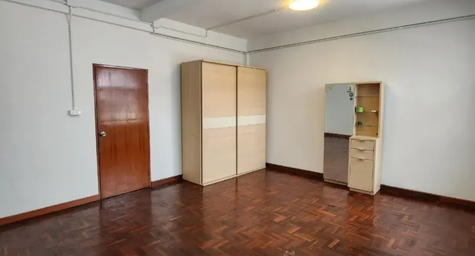 For sale 4 bedrooms townhouse in Bang Phlat, Bangkok