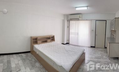 À louer studio condo à Huai Khwang, Bangkok
