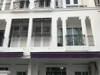 For sale and for rent 4 bedrooms townhouse in Phra Khanong, Bangkok