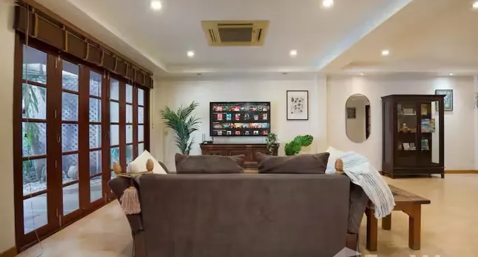 For sale 4 bedrooms townhouse in Watthana, Bangkok