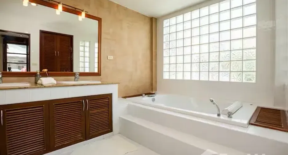 For sale 4 bedrooms townhouse in Watthana, Bangkok