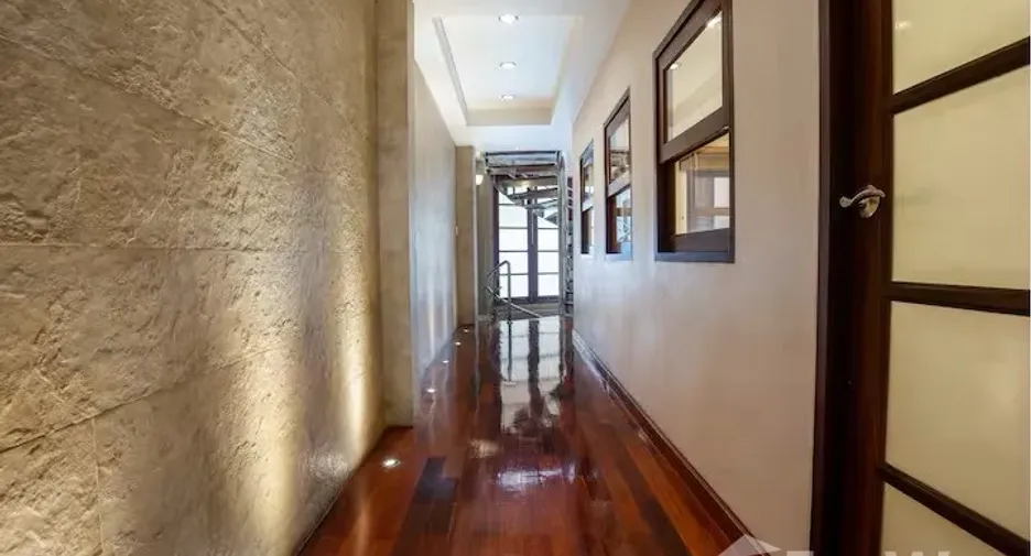 For sale 4 bedrooms townhouse in Watthana, Bangkok
