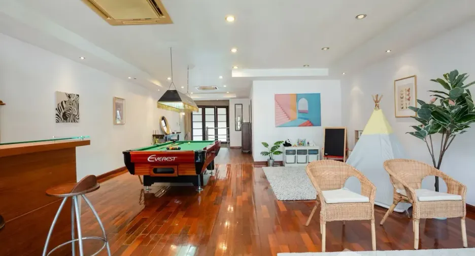 For sale 4 bedrooms townhouse in Watthana, Bangkok