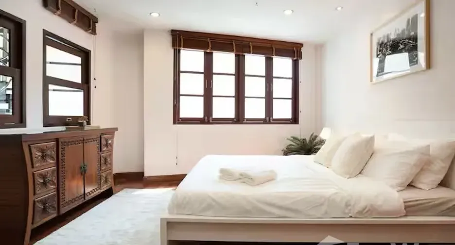 For sale 4 bedrooms townhouse in Watthana, Bangkok