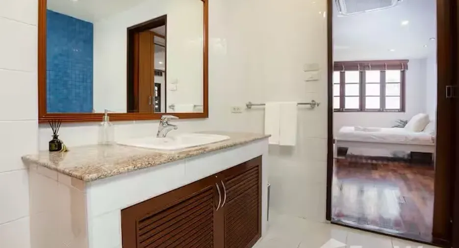 For sale 4 bedrooms townhouse in Watthana, Bangkok