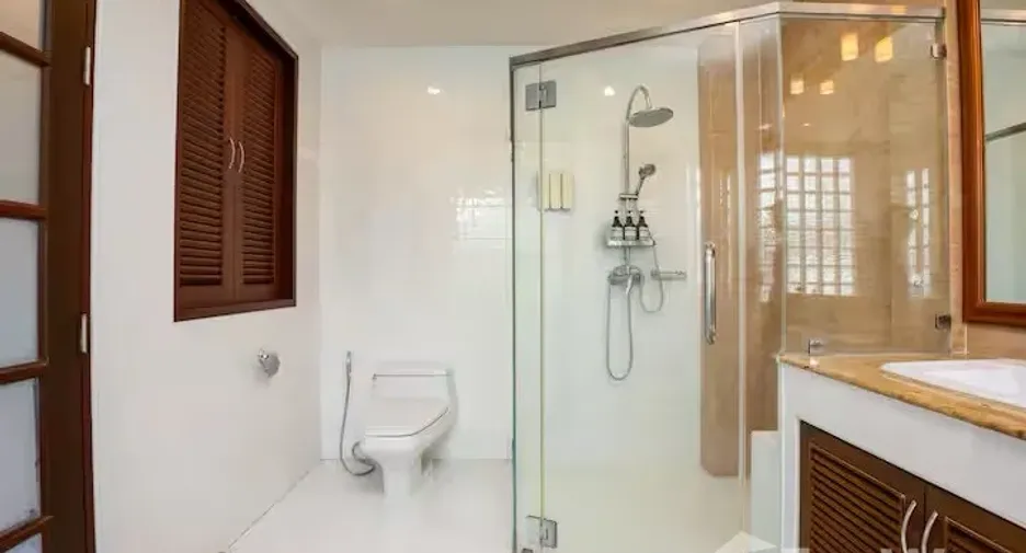 For sale 4 bedrooms townhouse in Watthana, Bangkok