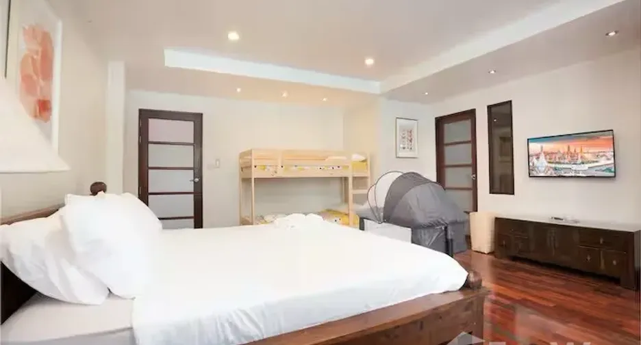 For sale 4 bedrooms townhouse in Watthana, Bangkok