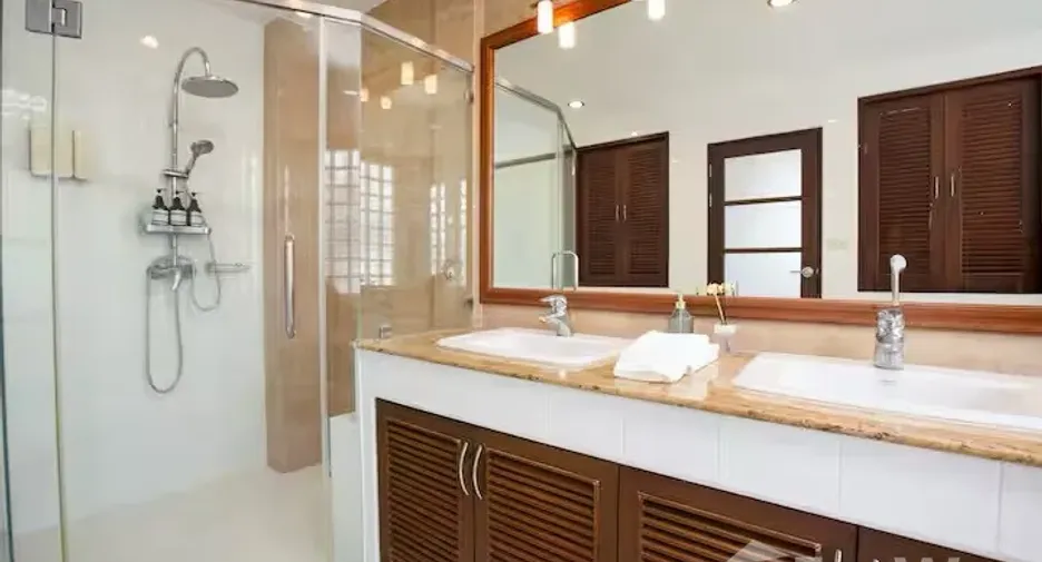 For sale 4 bedrooms townhouse in Watthana, Bangkok