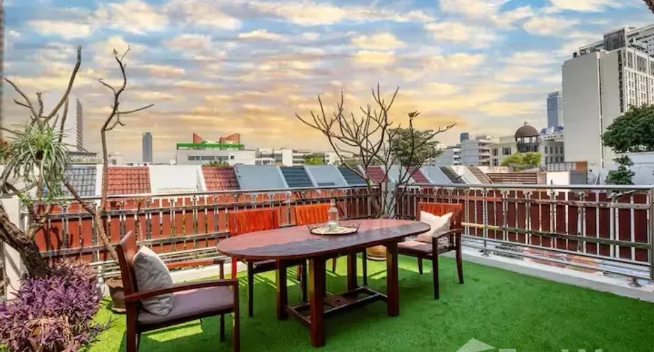 For sale 4 bedrooms townhouse in Watthana, Bangkok