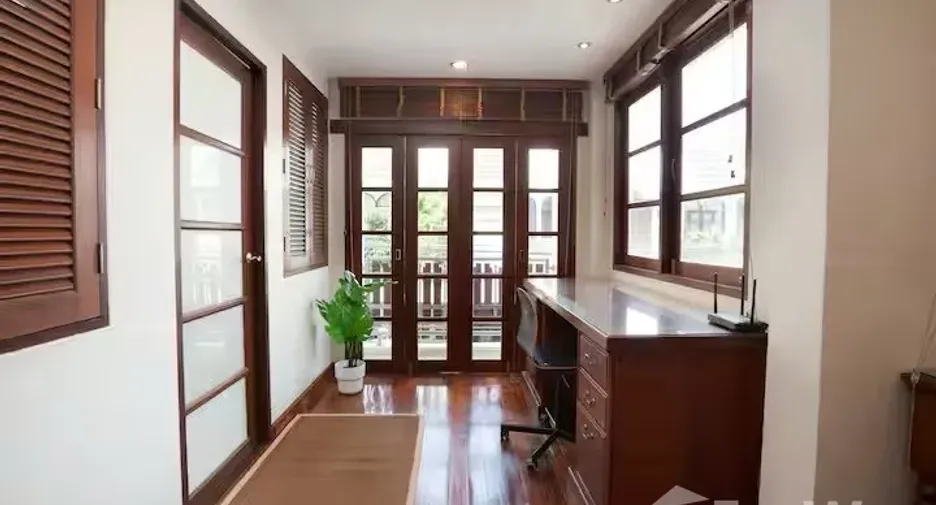 For sale 4 bedrooms townhouse in Watthana, Bangkok