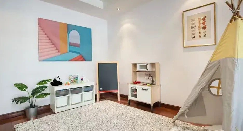 For sale 4 bedrooms townhouse in Watthana, Bangkok