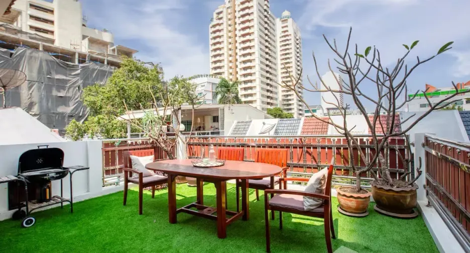 For sale 4 bedrooms townhouse in Watthana, Bangkok