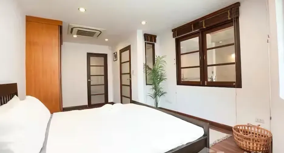 For sale 4 bedrooms townhouse in Watthana, Bangkok