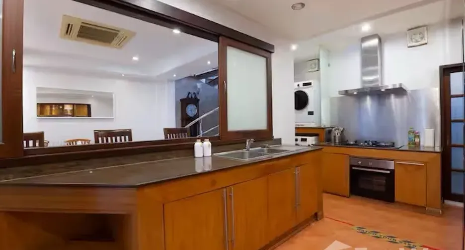 For sale 4 bedrooms townhouse in Watthana, Bangkok