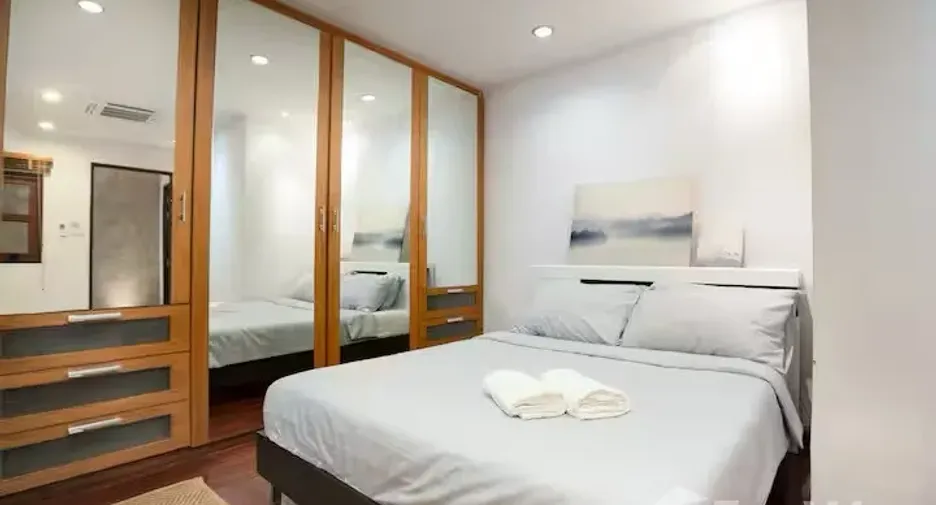 For sale 4 bedrooms townhouse in Watthana, Bangkok