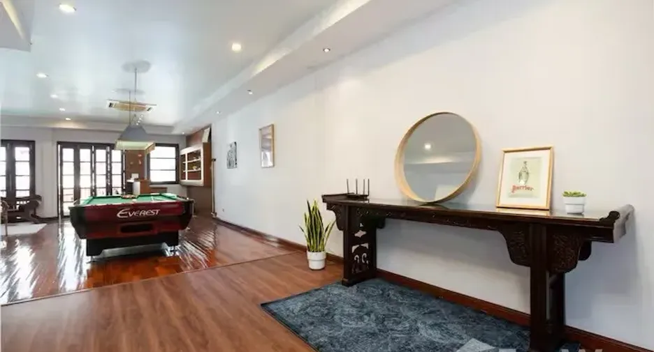 For sale 4 bedrooms townhouse in Watthana, Bangkok