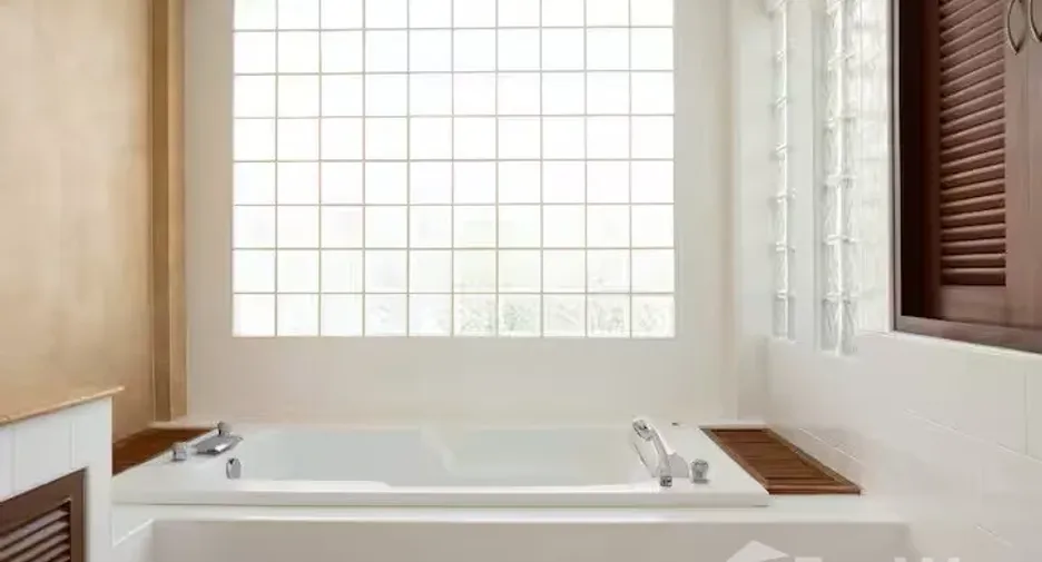 For sale 4 bedrooms townhouse in Watthana, Bangkok