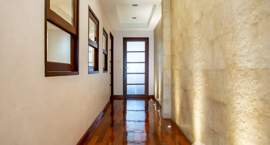 For sale 4 bedrooms townhouse in Watthana, Bangkok