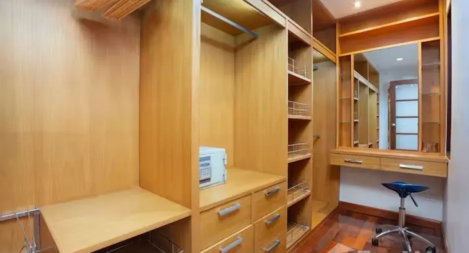 For sale 4 bedrooms townhouse in Watthana, Bangkok
