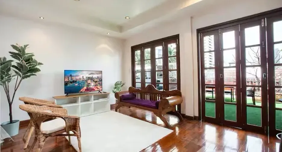 For sale 4 bedrooms townhouse in Watthana, Bangkok