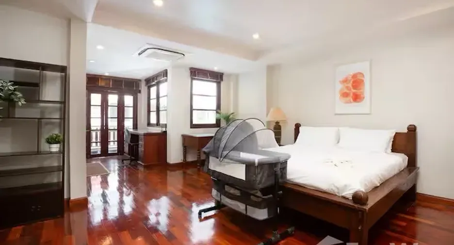 For sale 4 bedrooms townhouse in Watthana, Bangkok