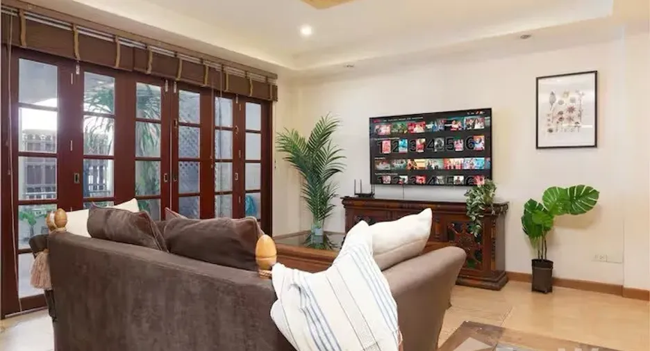 For sale 4 bedrooms townhouse in Watthana, Bangkok