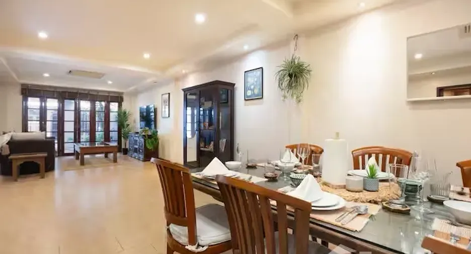 For sale 4 bedrooms townhouse in Watthana, Bangkok
