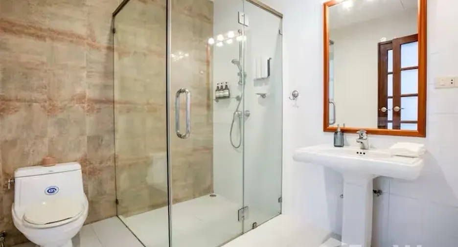 For sale 4 bedrooms townhouse in Watthana, Bangkok